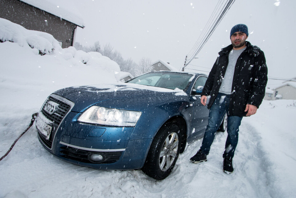 KOM IKKE AV FLEKKEN: Saydan Askhabov stod fast i halvannen time i Solumveien på Åskollen med bilen sin tirsdag formiddag. Han fikk hjelp av DRM24 som kunne trekke han opp bakken.
