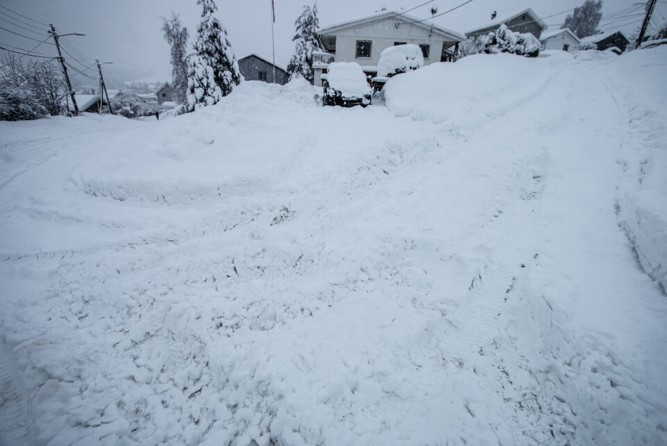 SNØMASSER: Her fra krysset Eikelia/Solumveien på Åskollen tirsdag klokken 12.00.