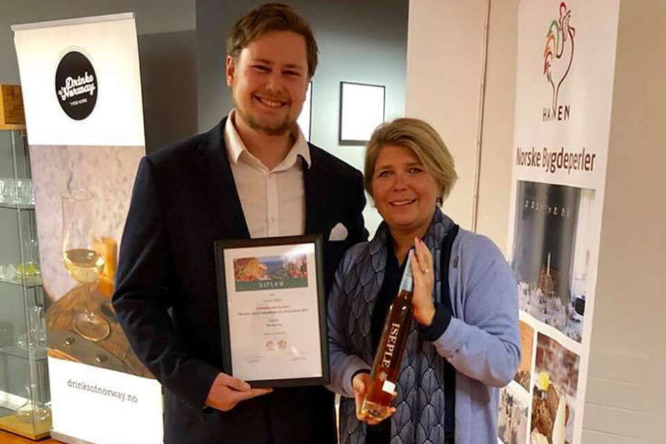 DOBBELTSEIER: Peder Egge fra Egge Gård kunne motta juryens hederspris for «Iseple», her med Nina Sundquist fra Matmerk i juryen.