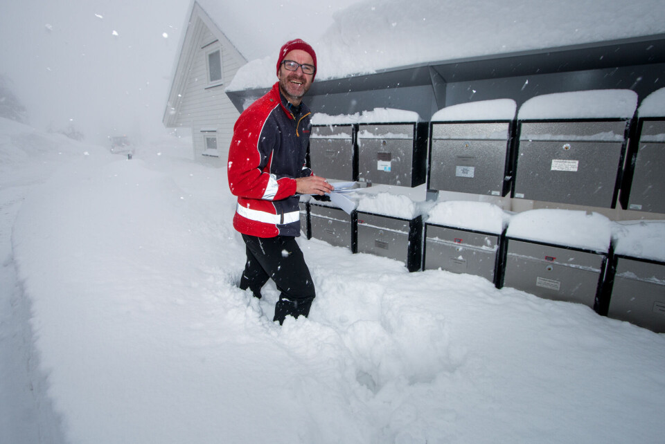 LOT SEG IKKE STOPPE: Postmann Marius Hansen fikk en tung dag på jobb. Her på Kniveåsen.