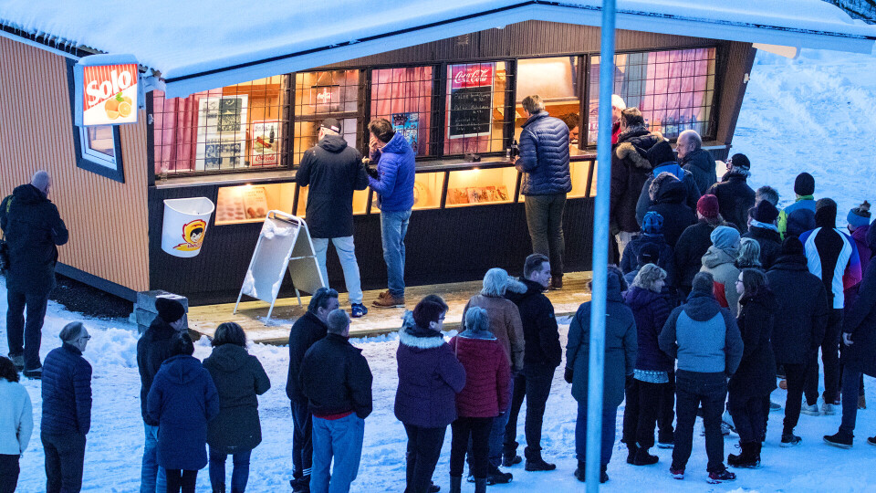 LANGE KØER: Det var rene folkevandringen til Dalen kiosk søndag ettermiddag.