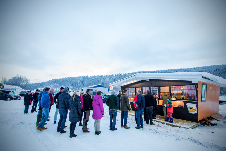 PØLSEKØ: Folk stod gladelig opptil en time i kø for Dalen-pølser, i en kø som bare vokste utover kvelden.