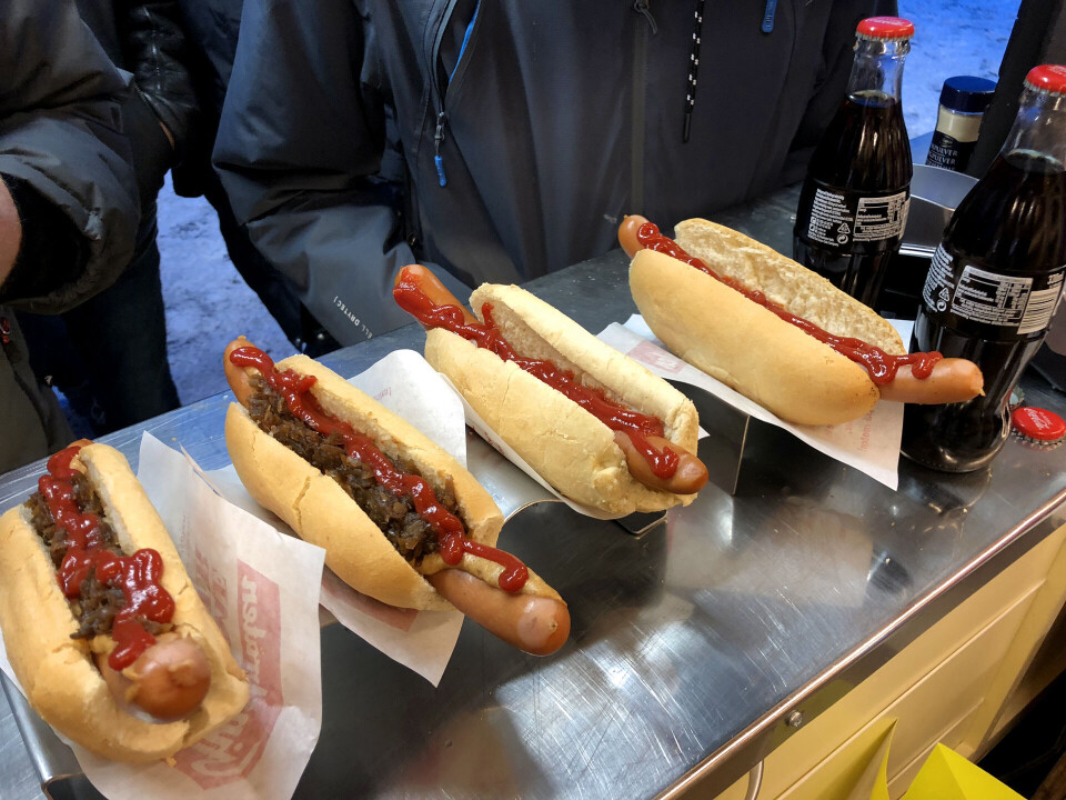 FRISTELSER: Pølse i brød og glasscola servert på Dalen-vis.