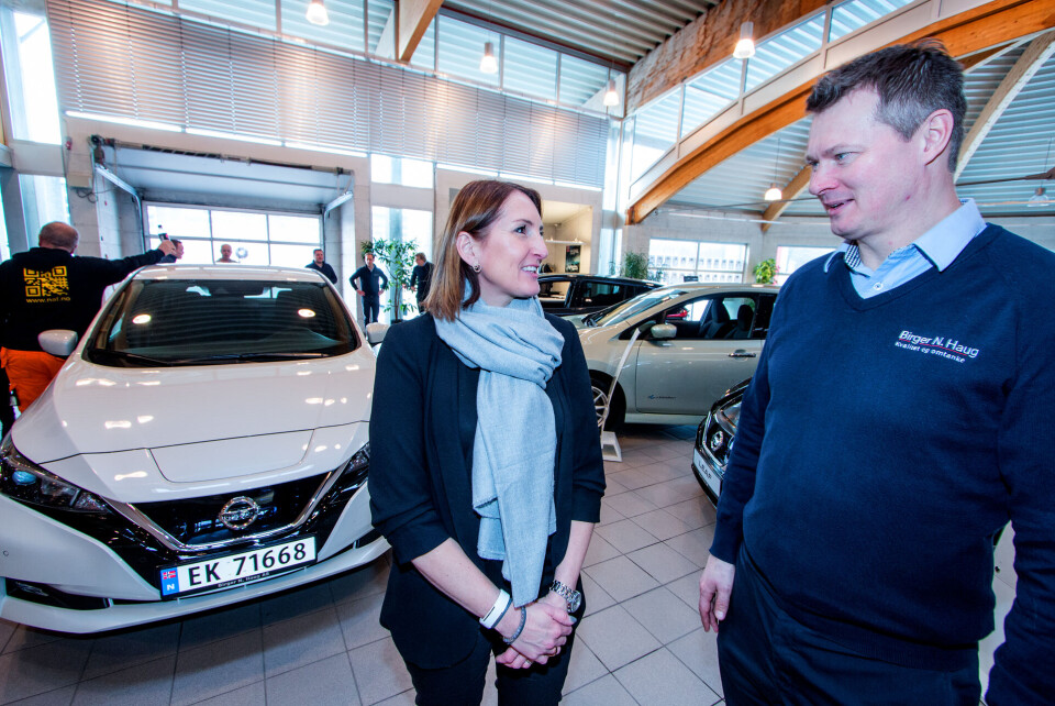 FEIRET REKORDTALL: Informasjonsdirektør Marina Maneas Bakkum i Nissan Nordic og daglig leder Tom Erik Moen hos Birger N. Haug på Kjellstad kunne overrekke fem kunder landets første nye Leaf-modeller. - Vi kommer til å levere veldig mye biler i mars, april og mai, forteller Moen til Bakkum.