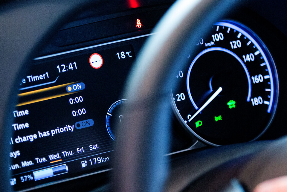 INSTRUMENTPANEL: Full oversikt over forbuk, rekkevidde og andre parametre i LED-displayet i instrumentpanelet.