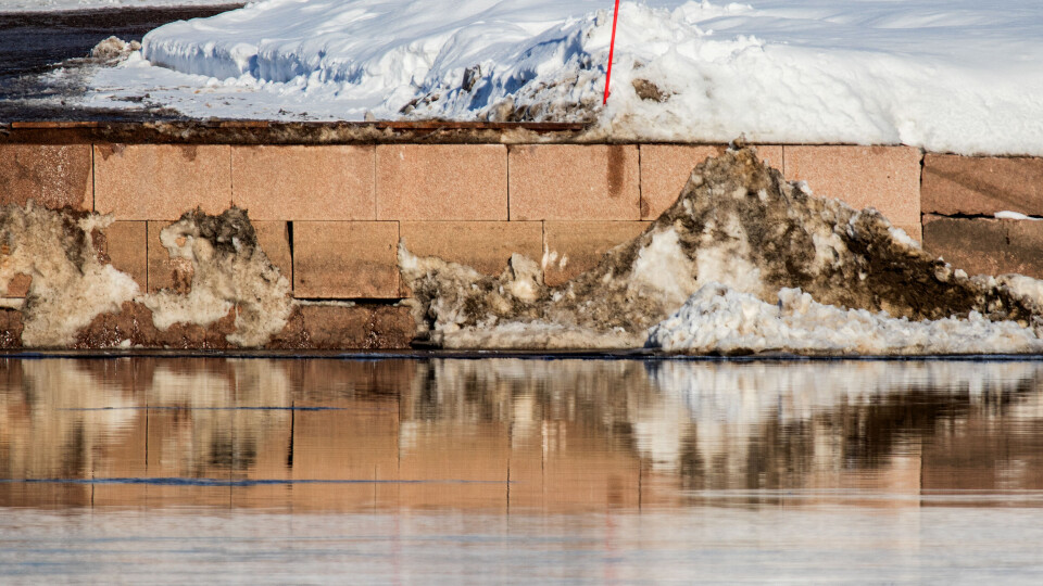 IKKE RENT: Det er tydelig at snøen i elva bærer preg av forurensing. (FOTO: ALEXANDER JANSEN / DRM24)
