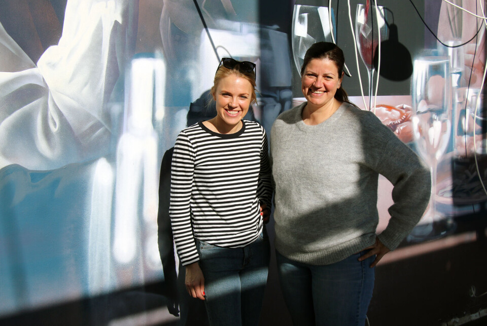 KLARE FOR DRAMMEN: Linn Skjevdal og Hilde Andersen gleder seg til åpningsfest. Her står de foran grafittiveggen de gleder seg til å vise gjestene.
