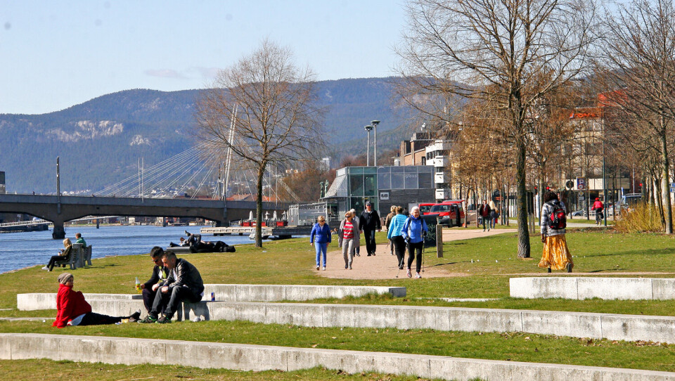 VÅRLIGE TEMPERATURER: Her fra elveparken i midten av april 2016.