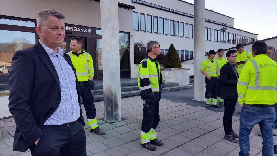 De ansatte sto lenge og pratet - glade og lettet over at en lang kamp for å bevare «e-verket» på kommunale hender endelig var over. Kjell E. Grønbeck beklaget overfor de ansatte for den påkjenningen de var blitt utsatt for i denne tiden.