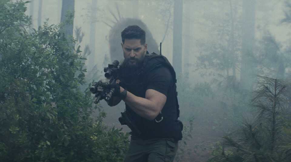 BAD ASS: Joe Manganiello spiller bad-ass soldat Bruke som blir sendt for å utforske område hvor nedfallet fra den styrtede romstasjonen landet.