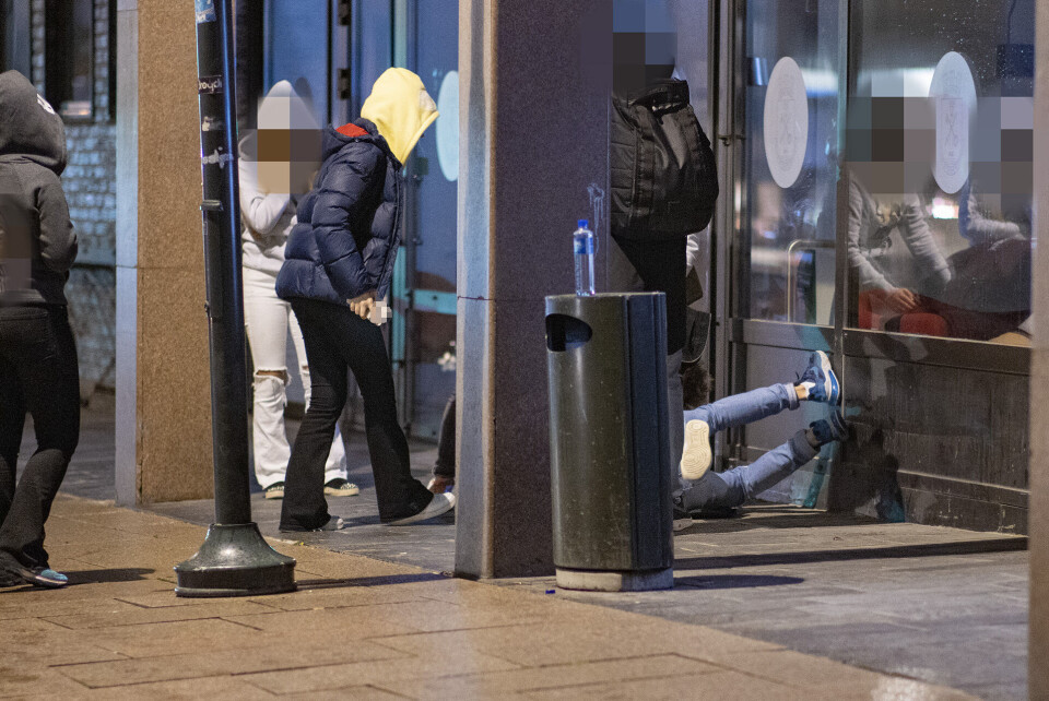 GUTTA SLÅSS OG JENTENE FILMER: Denne slåsskampen ligger trolig allerede på snapschat...