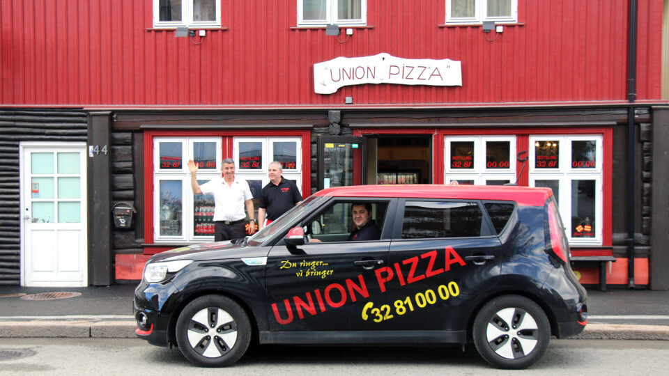 KJØRER PÅ STRØM: Union Pizza har investert i ny elbil for å frakte pizza til byens borgere.