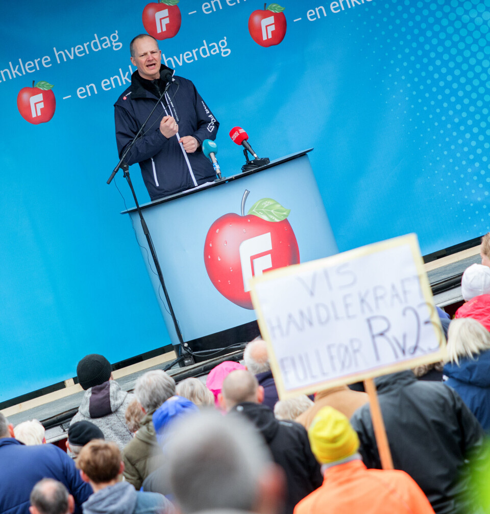 RV23-PROTEST: En mann med plakat markerte sin misnøye med riksvei 23-prosjektet mens Solvik-Olsen talte. (FOTO: ALEXANDER JANSEN / DRM24)