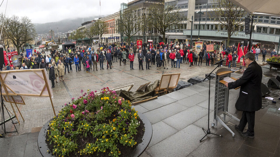 GLISSENT: Arbeiderpartiet og LO maktet ikke trekke det store publikummet på Bragernes Torg. (FOTO: NILS J. MAUDAL)
