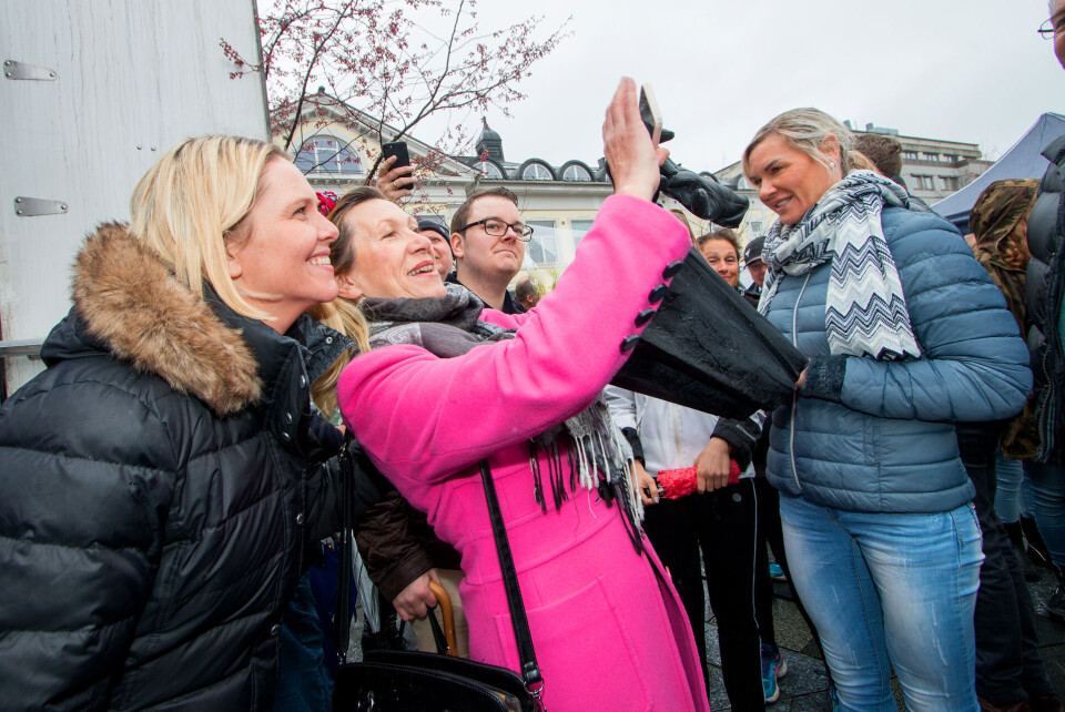 PUBLIKUMSTEKKE: Mange ville «ha en bit» av Listhaug i fjor. (ARKIVFOTO: ALEXANDER JANSEN / DRM24)