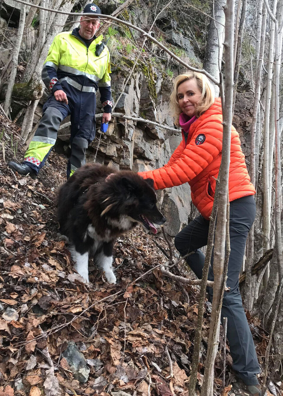 GJENFORENT: Her gjenforenes «Tessi» med eier, Nina Kruse Nilsen, etter hjelp fra brannmann Trond Kleven.