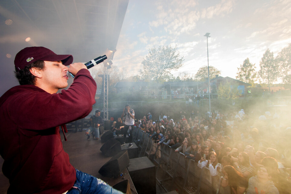AVSLUTTET: Hiphop-komet og «Skam»-rapper Ezzari er et hot navn i målgruppen til blÅkkfestivalen, og fikk med publikum på flere sanger.