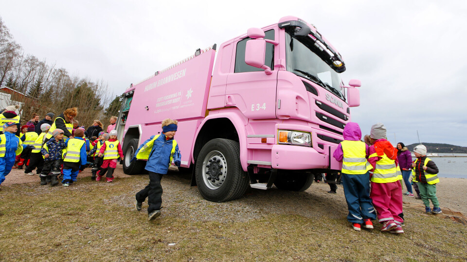 TOPP MODERNE: Norges første rosa brannbil ble innviet på Sætre for et år siden, her med nysgjerrige barnehagebarn. (ARKIVFOTO: ALEXANDER JANSEN / DRM24)