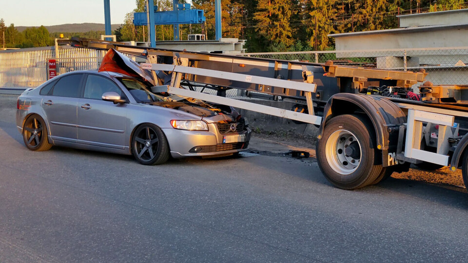 En hårsbredd fra å bli spiddet av parkert lastebilhenger