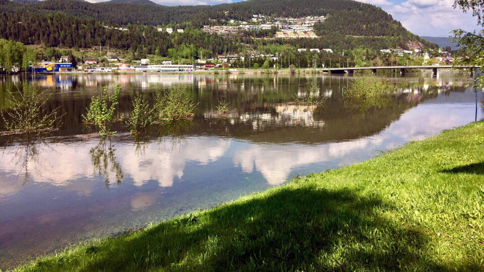 FORTSATT MYE VANN: Gangveien langs elva i Mjøndalen er under vann.