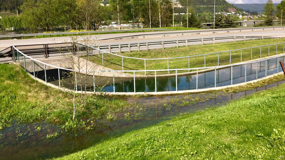 OVERSVØMT: Undergangen under E134 ved Shell i Mjøndalen er «som vanlig» helt oversvømt med flom.