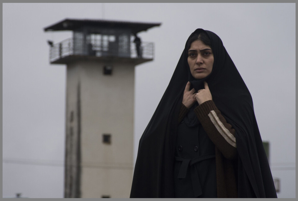 Konflikten i filmen har et universalt tema; Den lille mannen mot overmakten som gjør alt for å holde den lille mannen nede. Man får også innblikk i hvordan deler av samfunnet i Iran er bygget opp, og hvor korrupsjon og religion spiller en stor rolle. Noe som for øvrig ikke gikk upåaktet hen hos den konservative ledelsen i Iran, som fratok regissør Mohammad Rasoulof passet, og nektet han med det innreise til Frankrike for å ta i mot prisen i Cannes.UTENFOR PORTEN: Ekteparet føler frustrasjonen tære når konflikten de ufrivillig har havnet i eskalerer.