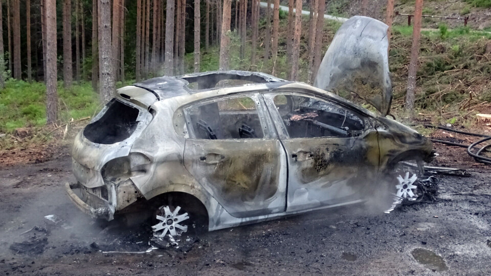 UTBRENT: Det var kun karosseret igjen av bilen da brannen var slukket. (FOTO: HÅKON BÅSEN SKOGLUND)