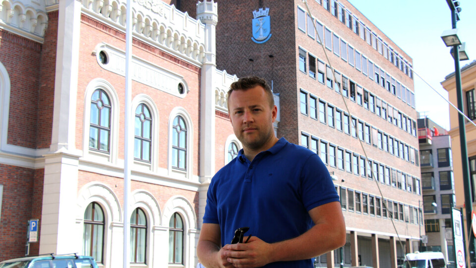 Det har kommet inn flere forslag til nytt kommunevåpen, men ifølge Kierulf er det ingen av disse som kan måle seg med dagens. KJEMPER FOR KOMMUNEVÅPENET: Lavrans Kierulf foran rådhuset og det ærverdige kommunevåpenet.