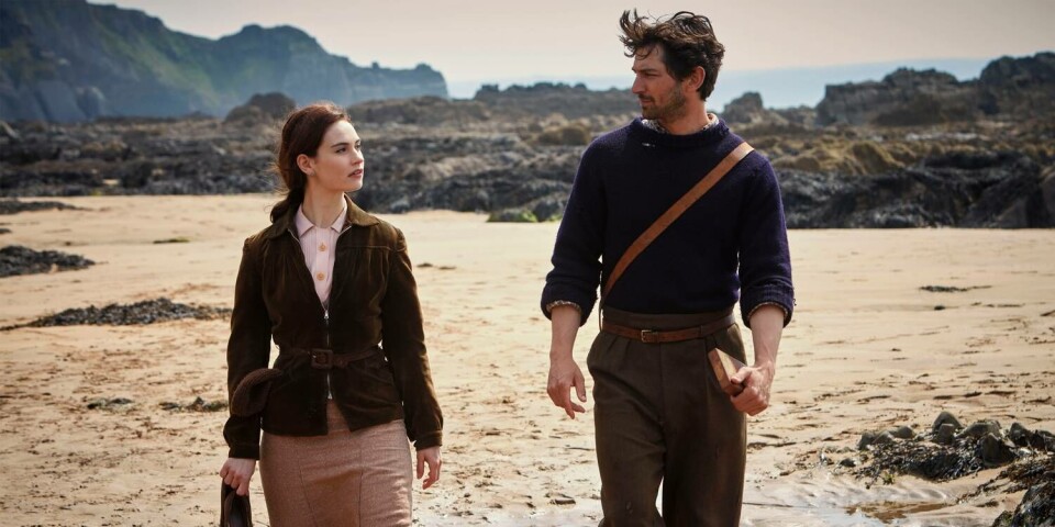 GRISEBONDEN: Michiel Huisman spiller grisebonden Dawsey Adams som her går på stranden sammen med Juliet Ashton.
