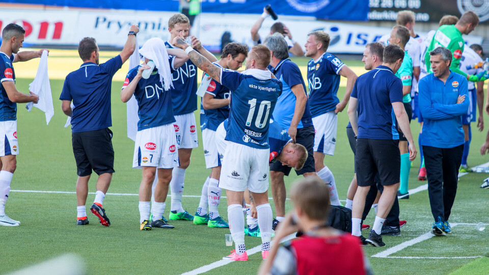 HETT: Spillerne fikk flere drikkepauser under kampen grunnet varmen på rundt 30 grader i skyggen.