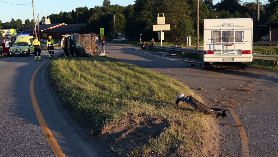 RV23: Bil i høy hastighet traff bil og campingvogn