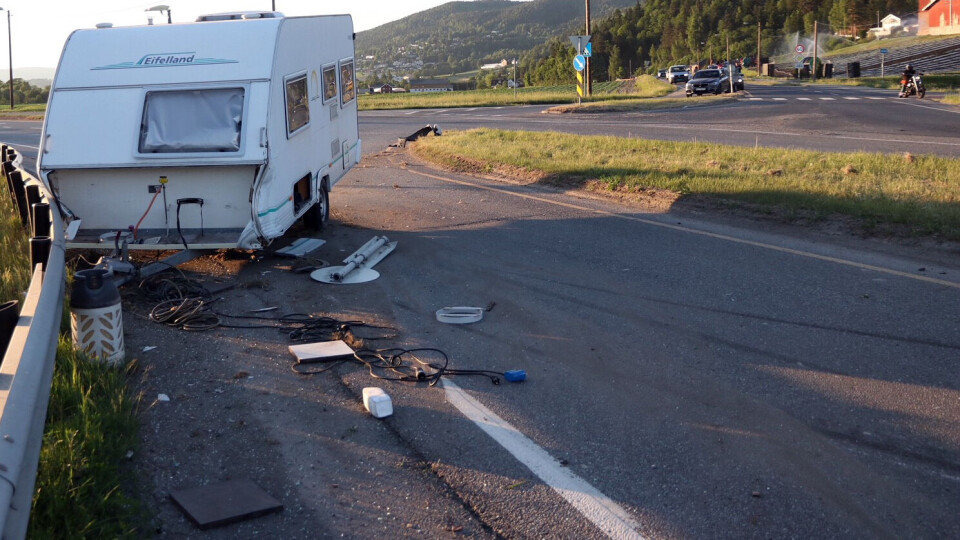 RV23: Bil i høy hastighet traff bil og campingvogn