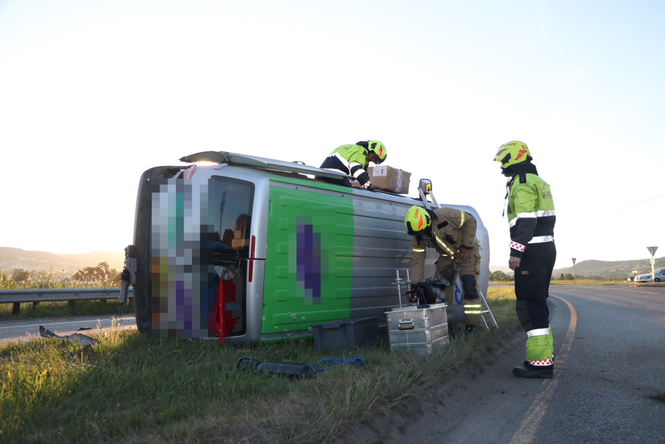 RV23: Bil i høy hastighet traff bil og campingvogn