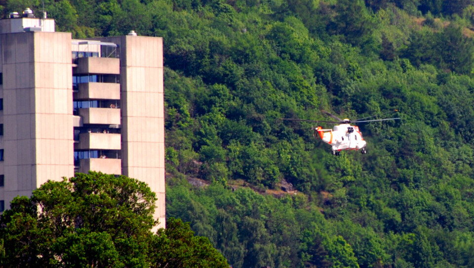 Her tar Seaking-helikopteret av fra Drammen sykehus. (FOTO: JAN ARNE DAMMEN)