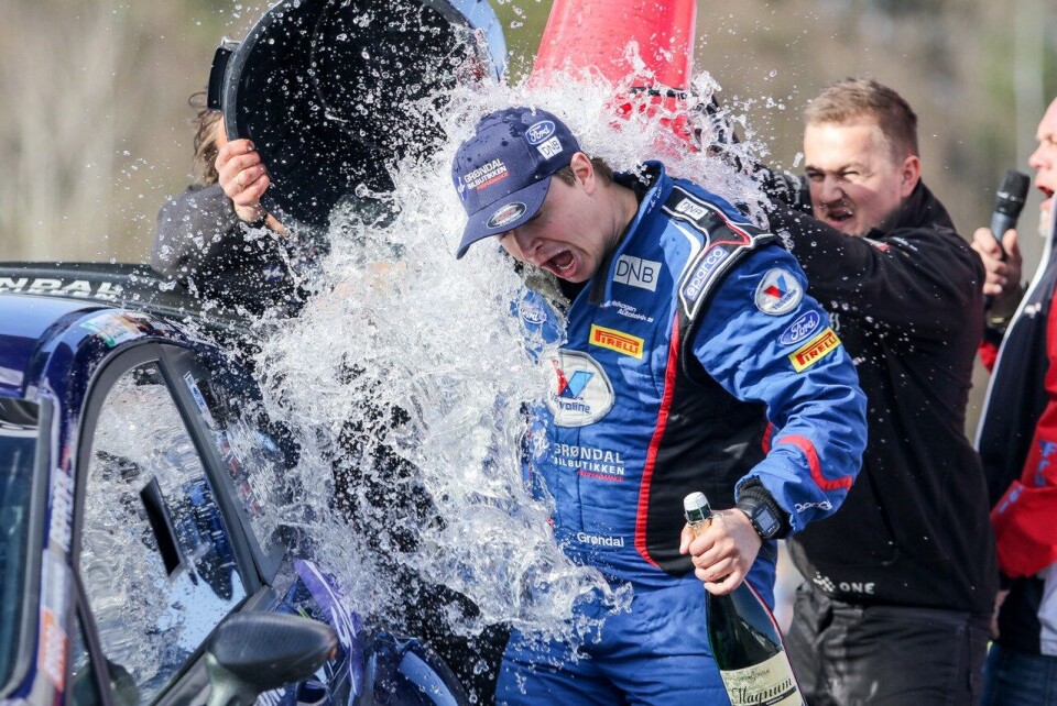 Anders Grøndal kunne juble for sitt demte NM-gull, her fra kalddusjen etter seieren på Rally Sørland. (FOTO: SIMEN NÆSS HAGEN)