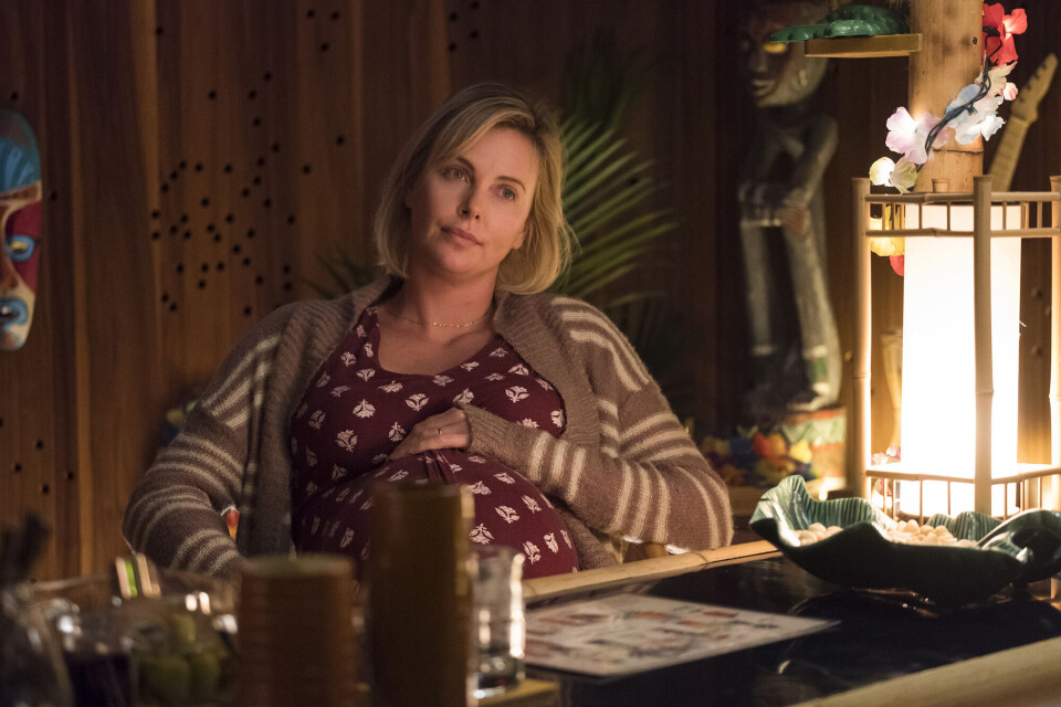 «Tully» har noen solide rolletolkninger. Dette er i midlertid Charlize Therons film. Det er hennes rolletolkning som på mange måter redder filmen. Hun gjør en heroisk innsats uten snev av glamorøse nykker.HØYGRAVID: Det er like før ungen popper ut.