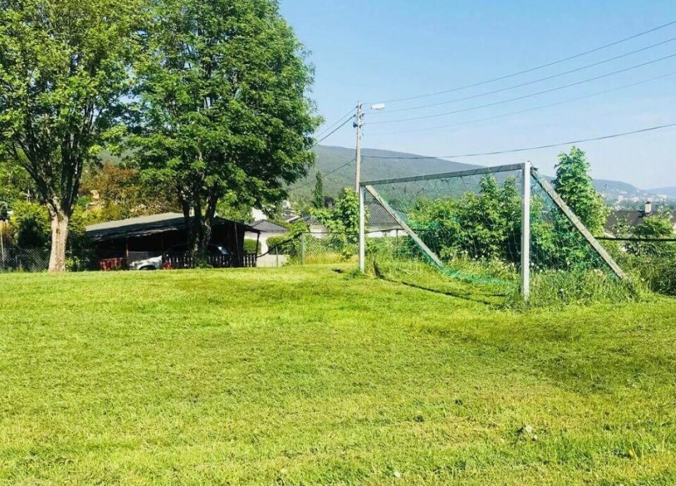 NYKLIPT: Nå kan foreldrene på Solbergmoen spille fotball med barna sine igjen.