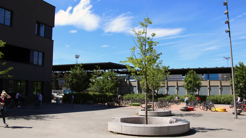 NYTT BYGG: Her skulle det komme et bygg som fusjonerte skolen og stadion. (FOTO: BENEDICTE HAUGAARD / DRM24)