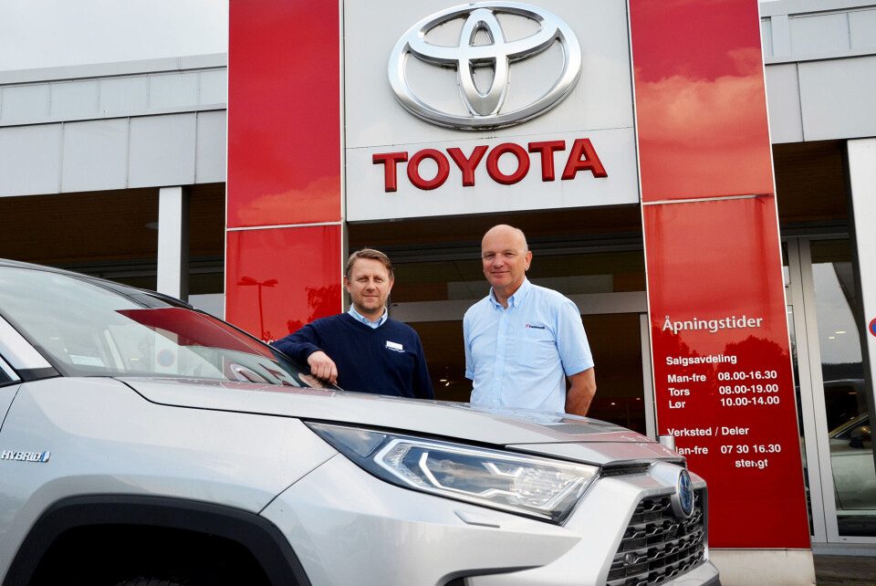 SELGER BRA: Hos Toyota-forhandler Funnemark på Hokksund var (fra venstre) Gjermund Bakken, Jørn Moen og Per Rosengren godt fornøyd med å toppe mai-statistikken med Toyota.