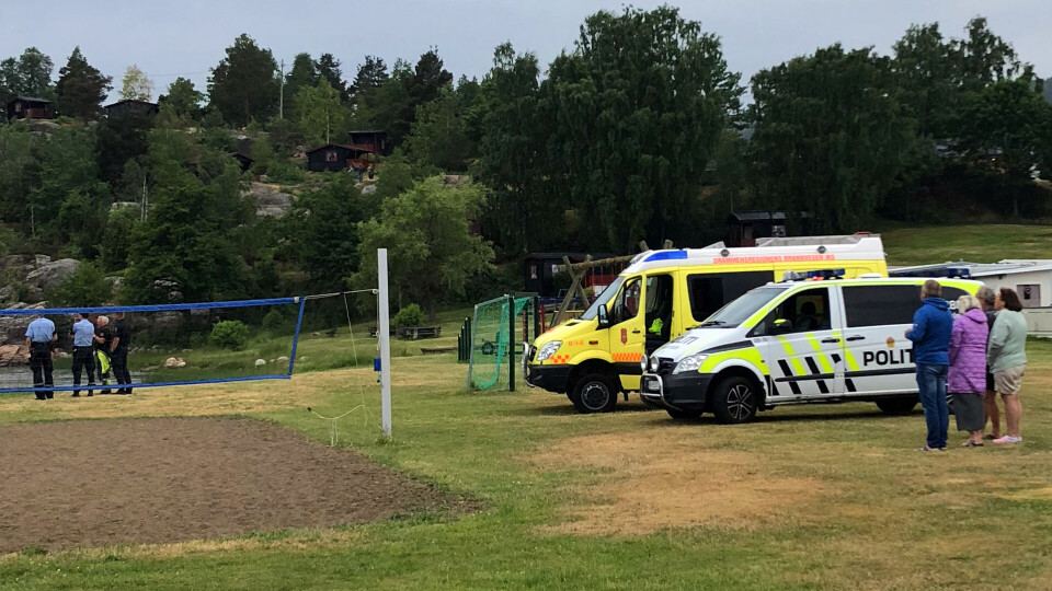 DRAMATIKK: Her følger politiet og brannvesenet operasjonen fra land på Homannsberget camping. Mannen ombord i båten skal ha blitt tatt hånd av redningsskøyta. (FOTO: LESERBILDE)