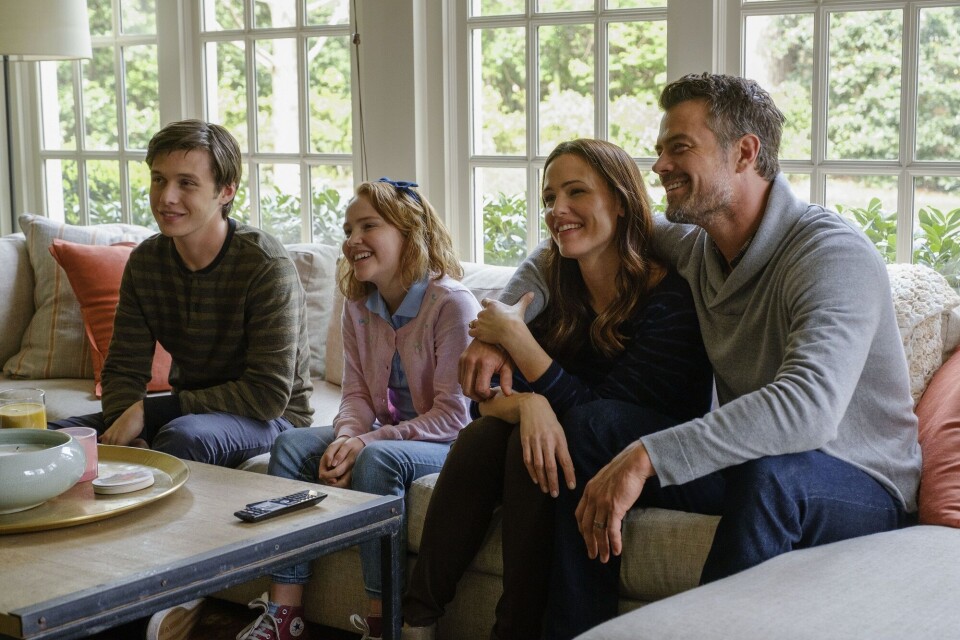 FAMILIEN: Mor og far spilles av Jennifer Garner og Josh Duhamel, mens lillesøsteren Nora spilles av Talitha Bateman.