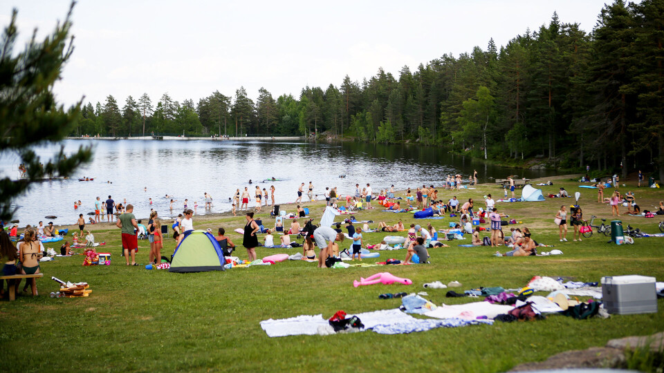 BADEPLASS: Landfalltjern et et populært badevann, men livbøyer finnes kun der det er tilrettelagt for bading.