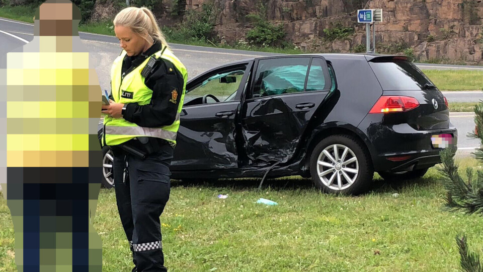Tre biler involvert i kollisjon - én satt fastklemt