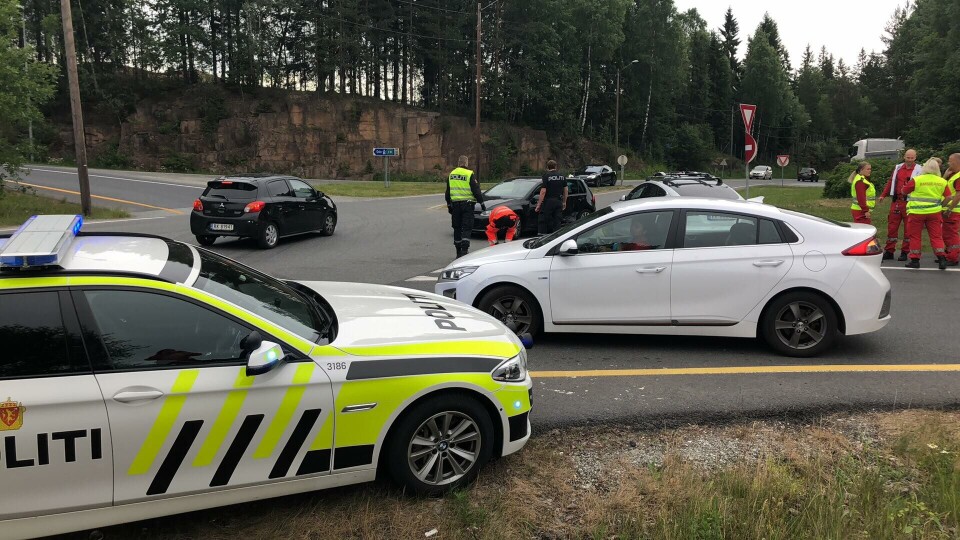 Tre biler involvert i kollisjon - én satt fastklemt