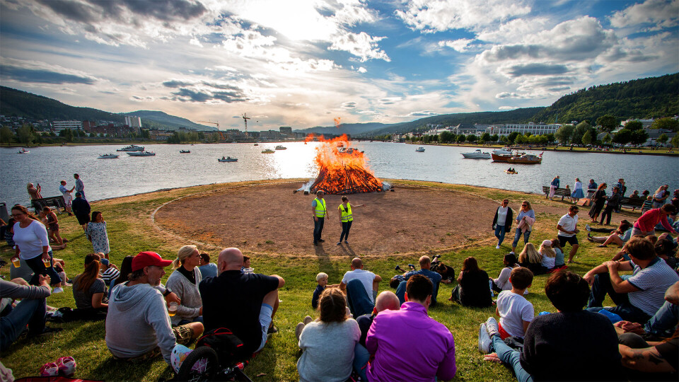 NÅ BLIR DET HETT: Her fra Sankthansfeiringen i Drammen lørdag, med mer normale norske sommertemperaturer.
