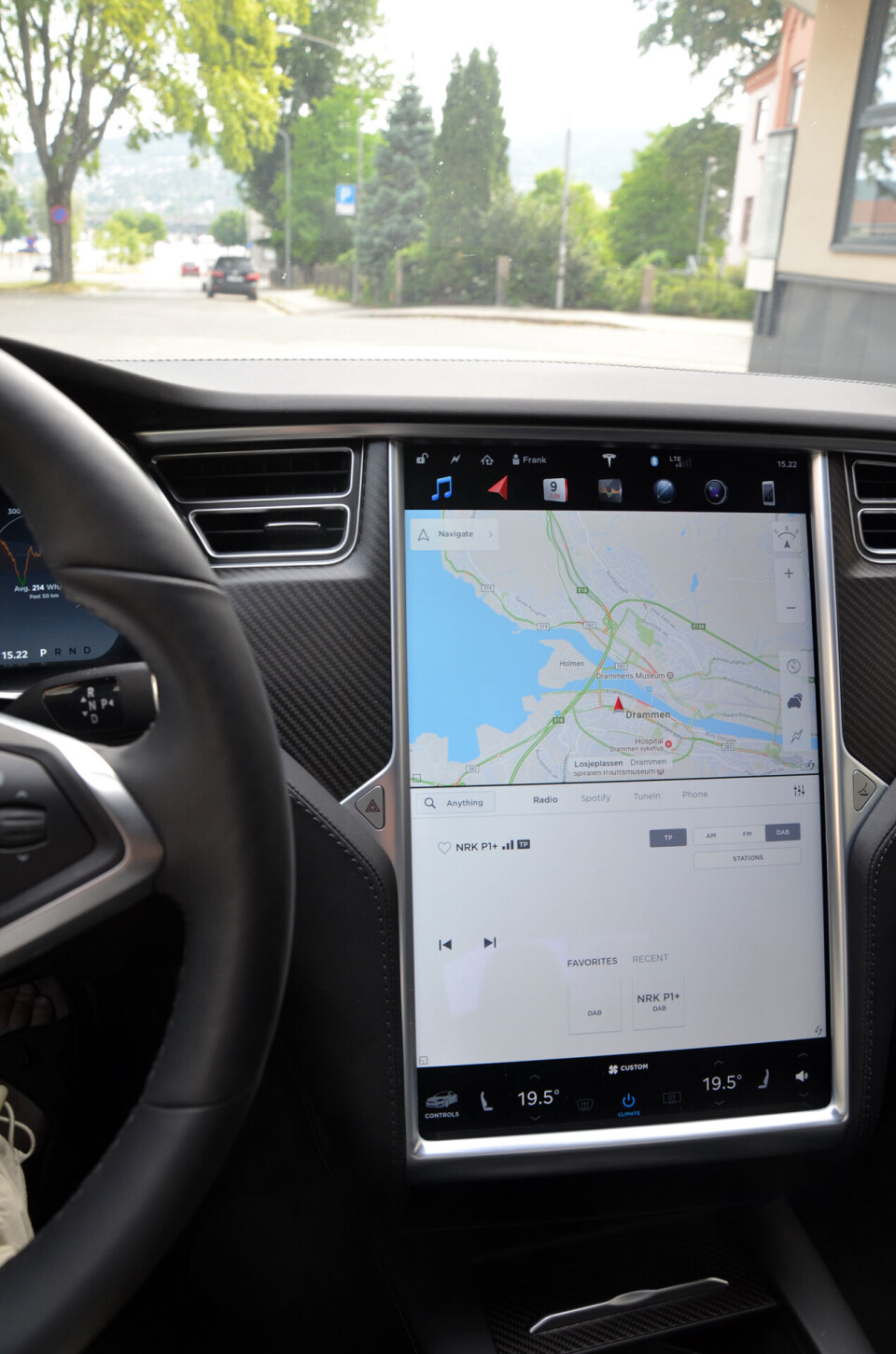 Den store skjermen er typisk for Tesla. Her betjenes så godt som alle funksjoner enkelt, oversiktlig og helfunksjonelt.