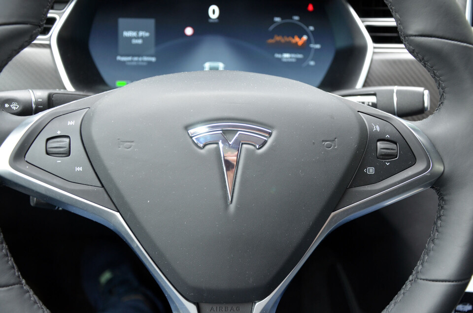 Selv på rattet har Tesla unngått å plassere den samme skogen av knapper som enkelte andre mer konvensjonelle bilmodeller har.