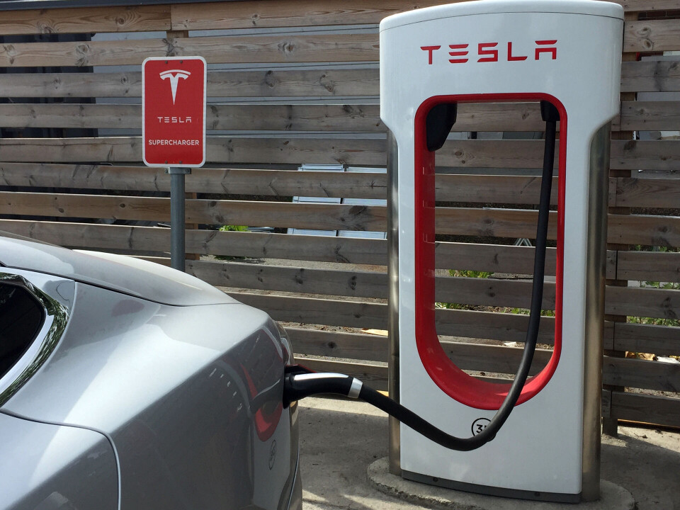 Teslaen tilkoblet Superlader i Lier.