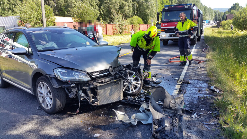 RV35: To biler i frontkollisjon - én havnet på taket