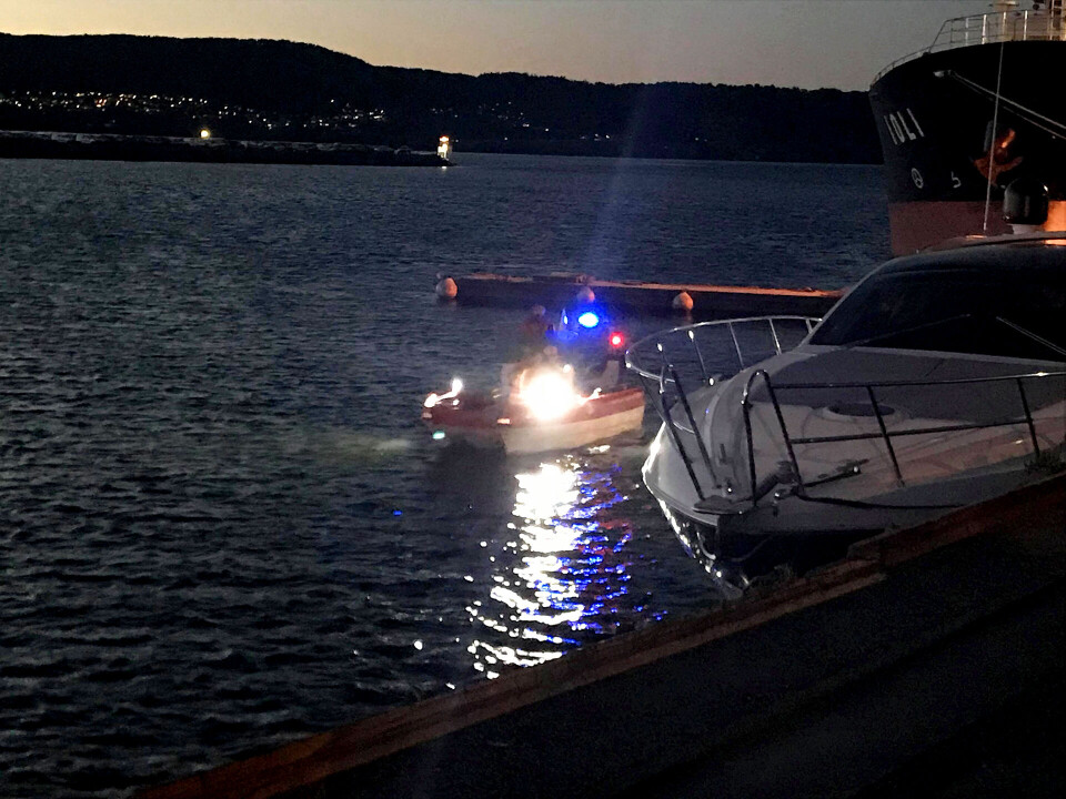 MED BLÅLYS OG FLOMLYS: Røde Kors i havnebassenget ved Tangenkaia natt til fredag.